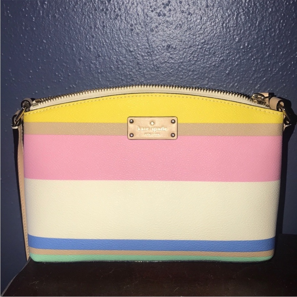 Kate Spade crossbody purse Size: 9 1/2"W x 6" L